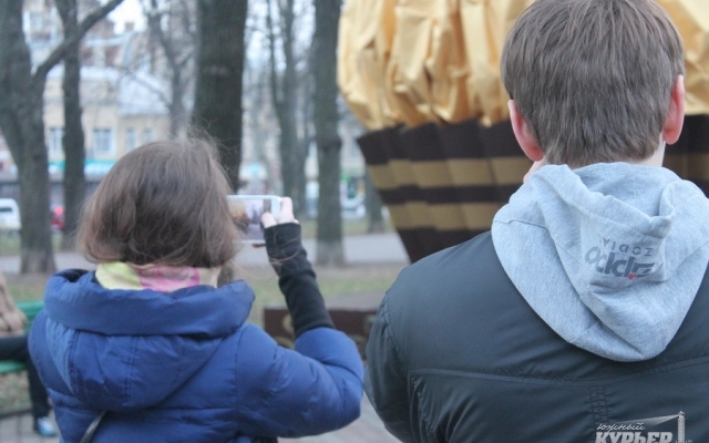 В центре Одессы установили гигантскую конфету Фото № 0 В центре Одессы установили гигантскую конфету Фото № 0