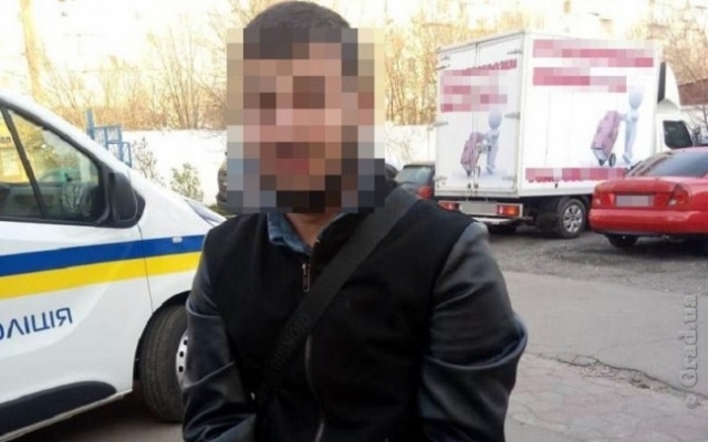 На Таирова нетрезвый иностранец пырнул ножом случайного прохожего Фото № 0 На Таирова нетрезвый иностранец пырнул ножом случайного прохожего Фото № 0
