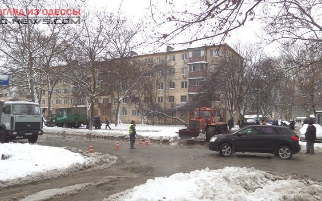 Одесскую улицу затопило: движение транспорта перекрыто Фото № 1 Одесскую улицу затопило: движение транспорта перекрыто Фото № 1