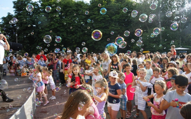 Одесса: тысячи мыльных пузырей выпустили в небо (ФОТО) Фото № 5 Одесса: тысячи мыльных пузырей выпустили в небо (ФОТО) Фото № 5