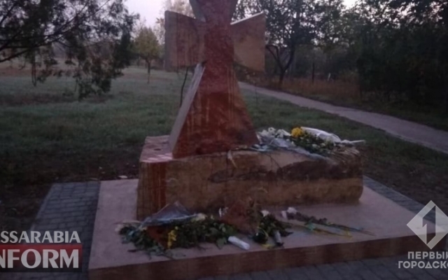 В Татарбунарах вандалы осквернили памятник защитникам Украины Фото № 0 В Татарбунарах вандалы осквернили памятник защитникам Украины Фото № 0