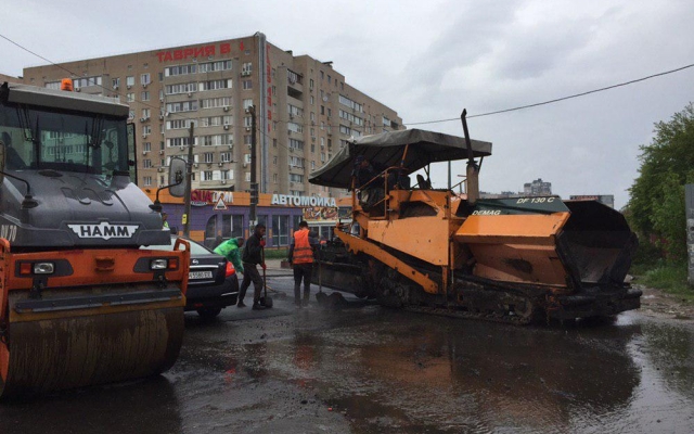 На Академика Вильямса клали асфальт под дождем (ФОТО) Фото № 4 На Академика Вильямса клали асфальт под дождем (ФОТО) Фото № 4