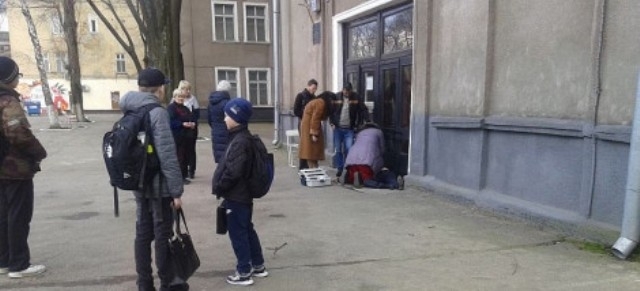 В Одессе на пороге школы скончалась бабушка Фото № 0 В Одессе на пороге школы скончалась бабушка Фото № 0