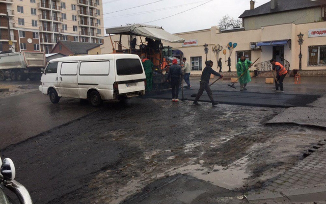На Академика Вильямса клали асфальт под дождем (ФОТО) Фото № 2 На Академика Вильямса клали асфальт под дождем (ФОТО) Фото № 2