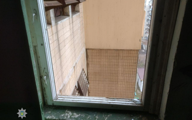 В Одессе неравнодушная женщина и полиция спасли суицидника от смерти Фото № 0 В Одессе неравнодушная женщина и полиция спасли суицидника от смерти Фото № 0