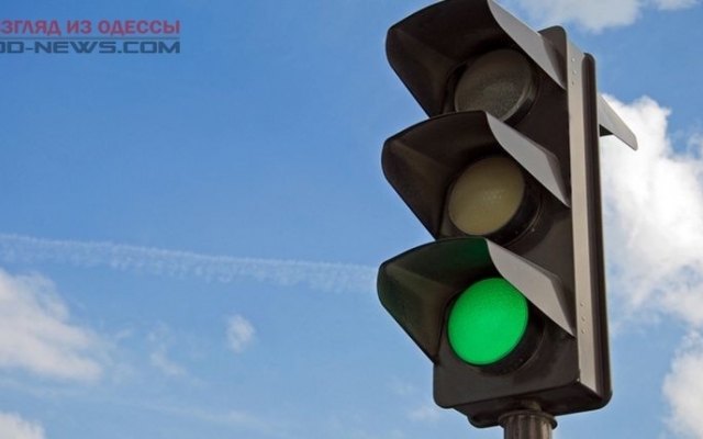 В Одессе на людей, которые переходили на пешеходном переходе дорогу, упал светофор Фото № 0 В Одессе на людей, которые переходили на пешеходном переходе дорогу, упал светофор Фото № 0