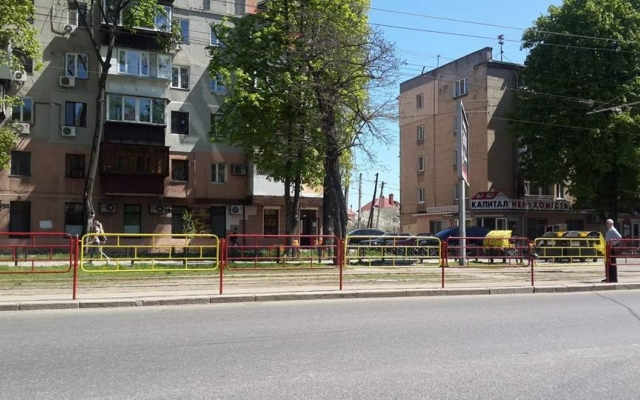 В Одессе перекрашивают ограждения в цвет флага города (ФОТО) Фото № 3 В Одессе перекрашивают ограждения в цвет флага города (ФОТО) Фото № 3