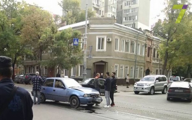 Автомобиль с иностранными номерами спровоцировал серьёзную аварию Фото № 2 Автомобиль с иностранными номерами спровоцировал серьёзную аварию Фото № 2