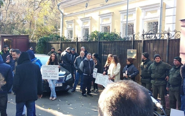 Под консульством Грузии проходит акция протеста (ФОТО) Фото № 6 Под консульством Грузии проходит акция протеста (ФОТО) Фото № 6