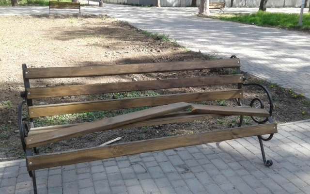 В Преображенском парке вандалы сломали десять лавочек (ФОТО) Фото № 4 В Преображенском парке вандалы сломали десять лавочек (ФОТО) Фото № 4
