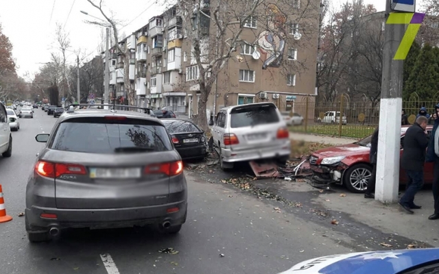 ДТП в Одессе: внедорожник влетел в припаркованные машины, уходя от столкновения (ФОТО) Фото № 0 ДТП в Одессе: внедорожник влетел в припаркованные машины, уходя от столкновения (ФОТО) Фото № 0