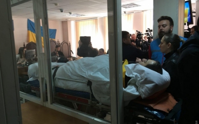 Лежачего подозреваемого в покушении на Михайлика отправили в СИЗО (ФОТО) Фото № 0 Лежачего подозреваемого в покушении на Михайлика отправили в СИЗО (ФОТО) Фото № 0