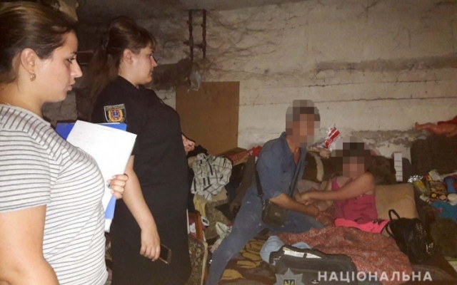 В Измаильском районе 11-летняя дочь вместе с отцом жила в подвале Фото № 0 В Измаильском районе 11-летняя дочь вместе с отцом жила в подвале Фото № 0
