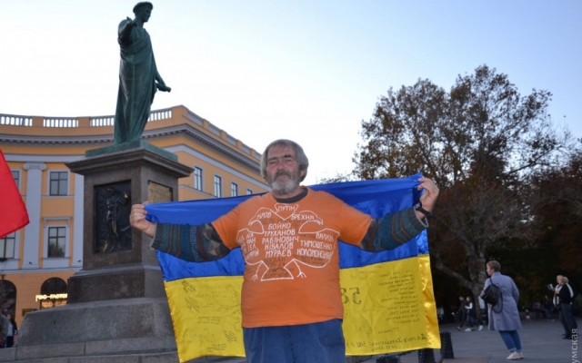 С песнями и лампадами одесситы вышли на акцию протеста против С песнями и лампадами одесситы вышли на акцию протеста против