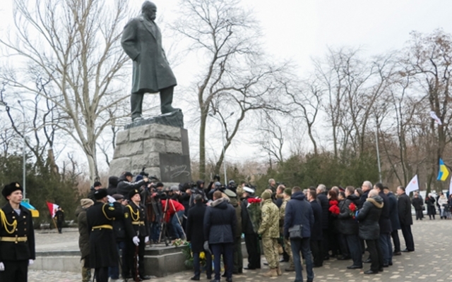 День Соборности в Одессе: цветы у памятника Шевченко Фото № 6 День Соборности в Одессе: цветы у памятника Шевченко Фото № 6