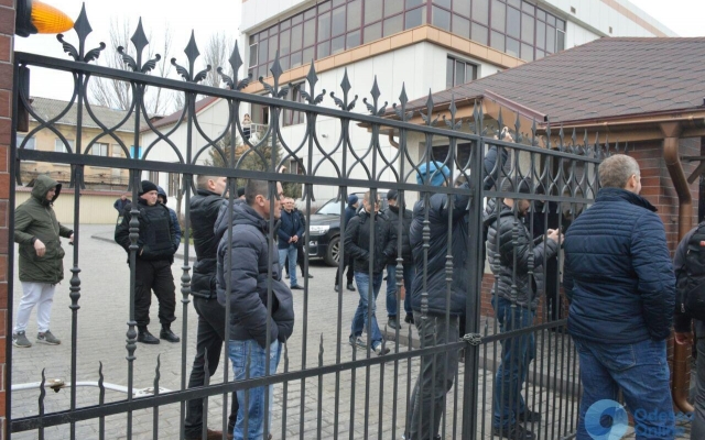 Пикет у стивидорной компании едва не закончился дракой (ФОТО) Фото № 2 Пикет у стивидорной компании едва не закончился дракой (ФОТО) Фото № 2