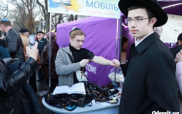 На Приморском бульваре начали празднование Хануки Фото № 2 На Приморском бульваре начали празднование Хануки Фото № 2