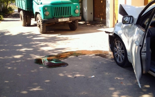 На автомобиль одесских активистов наехал грузовик (ФОТО) Фото № 2 На автомобиль одесских активистов наехал грузовик (ФОТО) Фото № 2