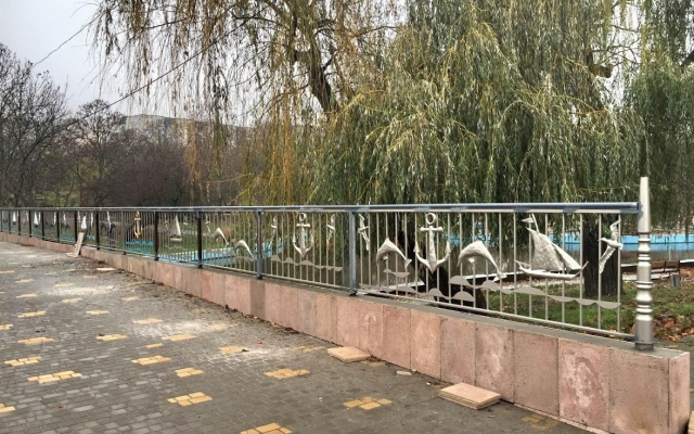 В парке Победы пешеходный мост украшают на 1,4 миллиона гривен Фото № 4 В парке Победы пешеходный мост украшают на 1,4 миллиона гривен Фото № 4