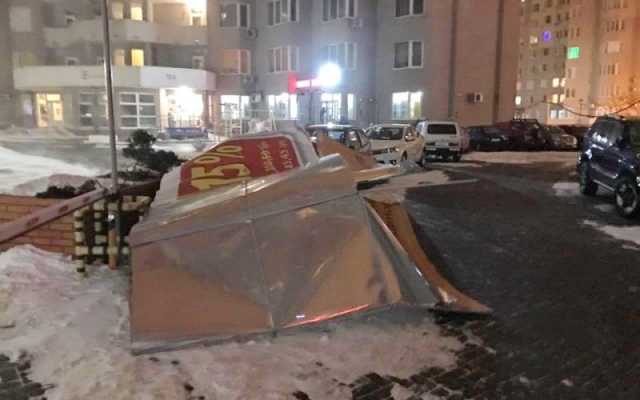 Сильный порывистый ветер внёс билборд и повредил автомобиль Фото № 0 Сильный порывистый ветер внёс билборд и повредил автомобиль Фото № 0