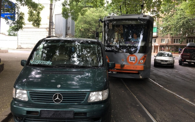 Одесса: из-за автохама трамваю пришлось изменить маршрут (ФОТО) Фото № 3 Одесса: из-за автохама трамваю пришлось изменить маршрут (ФОТО) Фото № 3