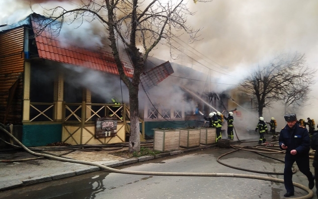 Одесские спасатели поделились видеозаписью тушения вчерашнего пожара на Фонтанской дороге Фото № 0 Одесские спасатели поделились видеозаписью тушения вчерашнего пожара на Фонтанской дороге Фото № 0