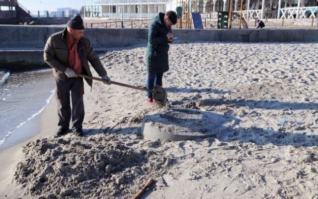 На пляже Одессы обнаружен странный люк Фото № 0 На пляже Одессы обнаружен странный люк Фото № 0