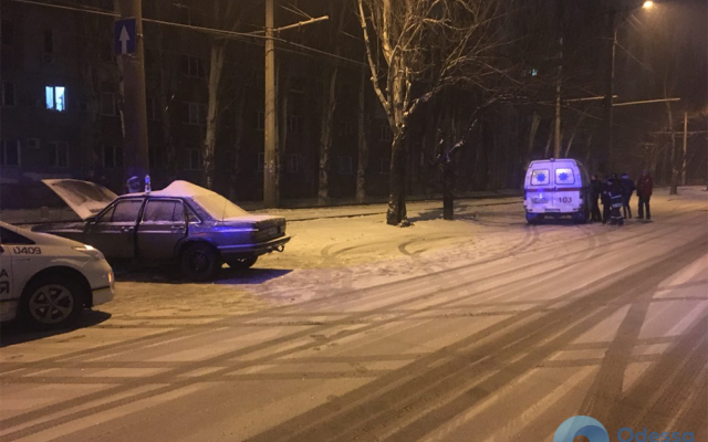 В Одессе Audi врезался в бетонный столб Фото № 1 В Одессе Audi врезался в бетонный столб Фото № 1