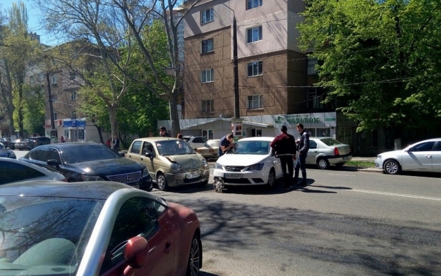 В Одессе на Канатной произошло ДТП: есть пострадавшая (ФОТО) Фото № 1 В Одессе на Канатной произошло ДТП: есть пострадавшая (ФОТО) Фото № 1