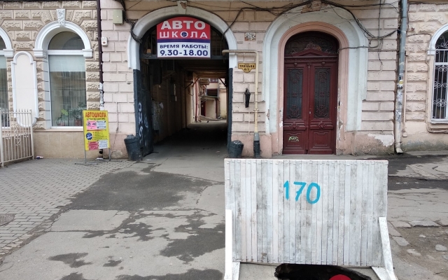 Жители Одессы жалуются на провал на тротуаре в центре города (ФОТО) Фото № 2 Жители Одессы жалуются на провал на тротуаре в центре города (ФОТО) Фото № 2