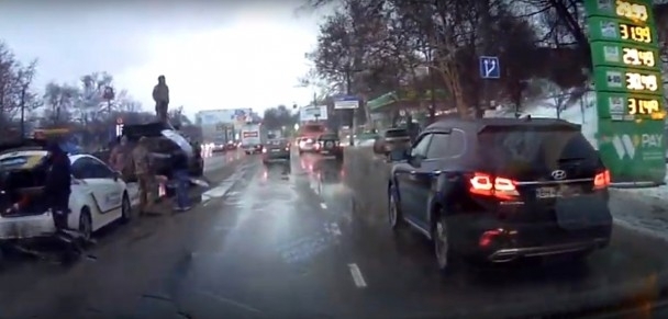 В Одессе столкнулись два автомобиля и БТР (ВИДЕО) Фото № 0 В Одессе столкнулись два автомобиля и БТР (ВИДЕО) Фото № 0