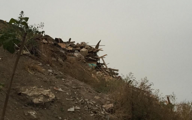 В Одессе КамАЗами сбрасывают мусор на оползнеопасный склон Фото № 0 В Одессе КамАЗами сбрасывают мусор на оползнеопасный склон Фото № 0