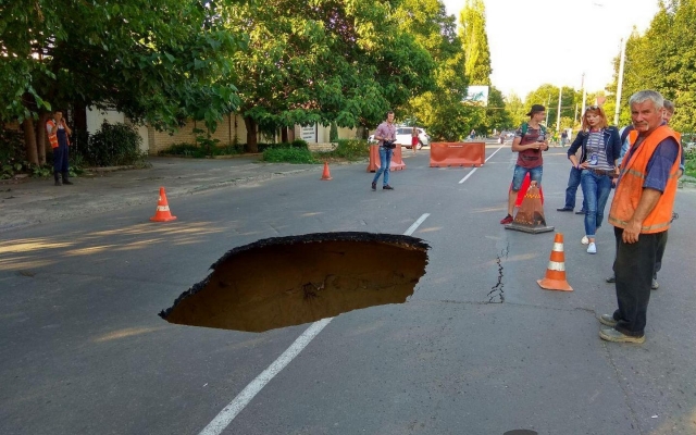 На на проезжей части Львовской образовался мегапровал (ФОТО, ВИДЕО) Фото № 5 На на проезжей части Львовской образовался мегапровал (ФОТО, ВИДЕО) Фото № 5