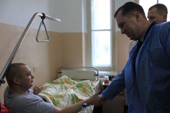 Руководство полиции навестило раненого сержанта в больнице Фото № 0 Руководство полиции навестило раненого сержанта в больнице Фото № 0
