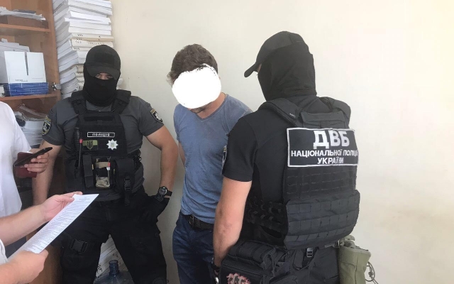 В Одессе адвокат предлагал полицейскому $3 тысячи (ФОТО) Фото № 1 В Одессе адвокат предлагал полицейскому $3 тысячи (ФОТО) Фото № 1