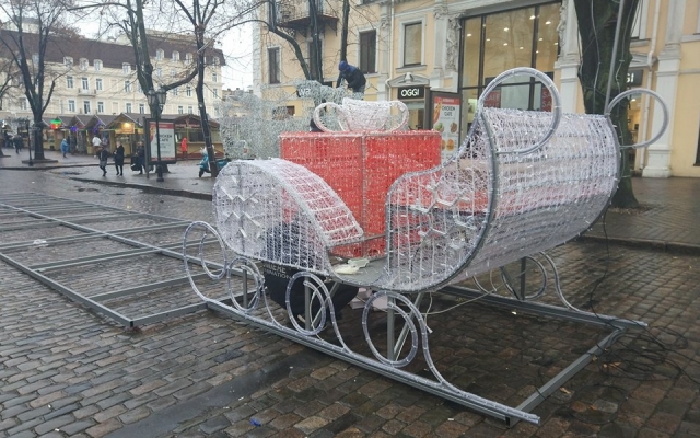 На главной улице Одессы установили новогоднюю композицию Фото № 0 На главной улице Одессы установили новогоднюю композицию Фото № 0