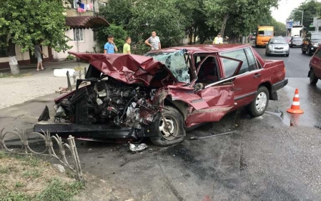 ДТП на Слободке: фура уничтожила Volvo (ФОТО) Фото № 1 ДТП на Слободке: фура уничтожила Volvo (ФОТО) Фото № 1