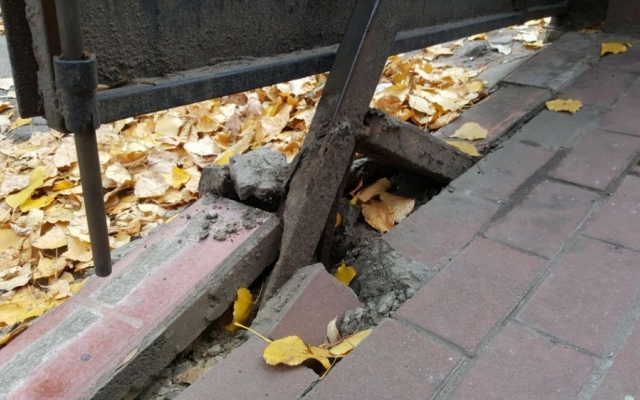 В Одессе почтовый грузовик снёс ворота памятника архитектуры (ФОТО) Фото № 6 В Одессе почтовый грузовик снёс ворота памятника архитектуры (ФОТО) Фото № 6