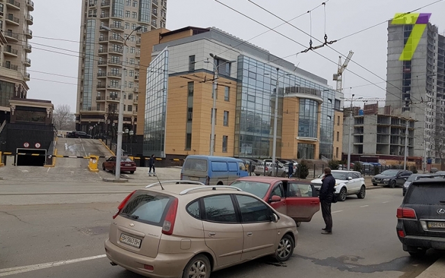 В Одессе на Генуэзской пробка из-за аварии (ФОТО) Фото № 2 В Одессе на Генуэзской пробка из-за аварии (ФОТО) Фото № 2