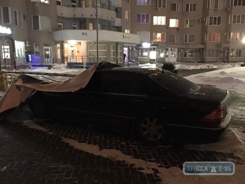 Рекламный билборд упал на автомобиль в центре Одессы Фото № 0 Рекламный билборд упал на автомобиль в центре Одессы Фото № 0