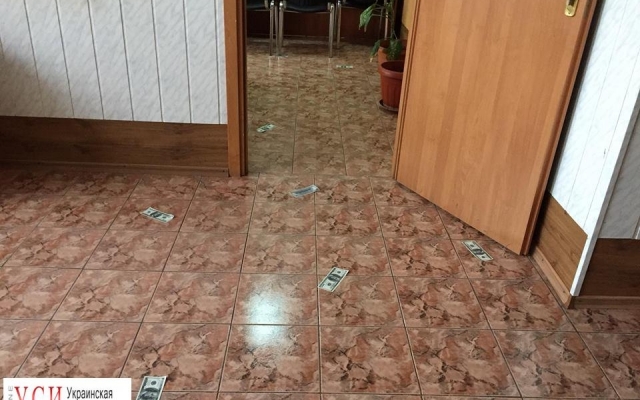 Одесские активисты забросали кабинет судьи Суворовского районного суда фальшивыми долларами Фото № 4 Одесские активисты забросали кабинет судьи Суворовского районного суда фальшивыми долларами Фото № 4