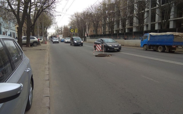 В Одессе на дороге обнаружена очередная яма (ФОТО) Фото № 1 В Одессе на дороге обнаружена очередная яма (ФОТО) Фото № 1