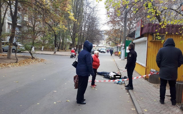 На Таирова во дворах обнаружен труп Фото № 0 На Таирова во дворах обнаружен труп Фото № 0