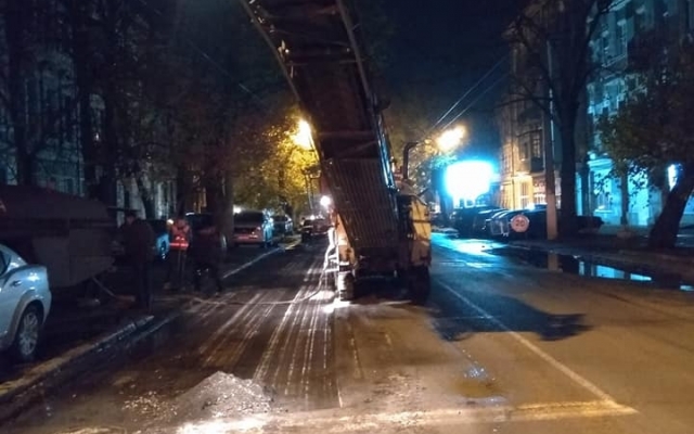 Под покровом ночи на Новосельского сняли недавно уложенный асфальт Фото № 4 Под покровом ночи на Новосельского сняли недавно уложенный асфальт Фото № 4
