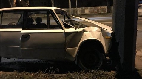 В Одессе ВАЗ врезался в столб. Есть пострадавшие Фото № 0 В Одессе ВАЗ врезался в столб. Есть пострадавшие Фото № 0