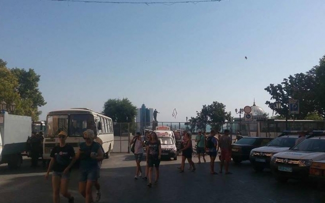 Приморский бульвар ограждён забором: полиция всех обыскивает Фото № 1 Приморский бульвар ограждён забором: полиция всех обыскивает Фото № 1