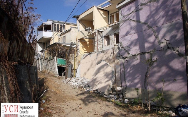 В Черноморске оползень уничтожил еще один ряд домов Фото № 2 В Черноморске оползень уничтожил еще один ряд домов Фото № 2