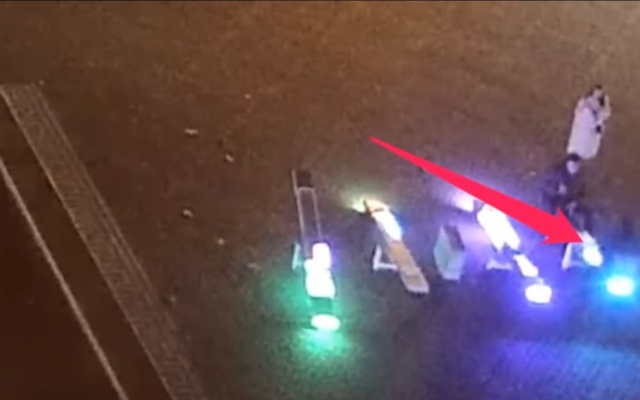 Многострадальные LED-качели: в Одессе молодые люди попались на видеокамеру как сломали качели и убежали Фото № 0 Многострадальные LED-качели: в Одессе молодые люди попались на видеокамеру как сломали качели и убежали Фото № 0