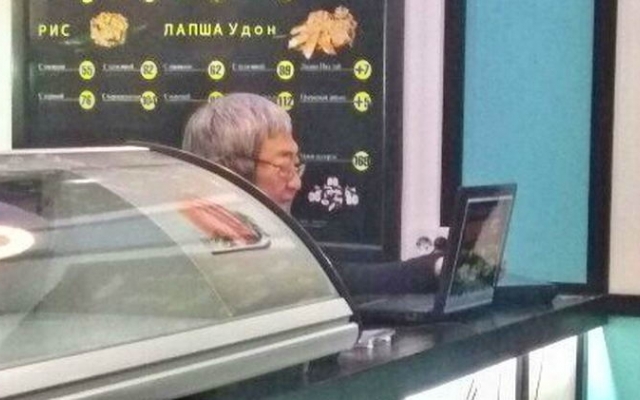 Бывшего мэра Запорожья заметили за кассой одного из суши-баров Одессы (ФОТО) Фото № 0 Бывшего мэра Запорожья заметили за кассой одного из суши-баров Одессы (ФОТО) Фото № 0