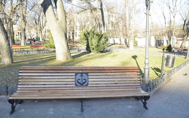 В Горсаду установили новые скамейки с символикой Одессы Фото № 0 В Горсаду установили новые скамейки с символикой Одессы Фото № 0